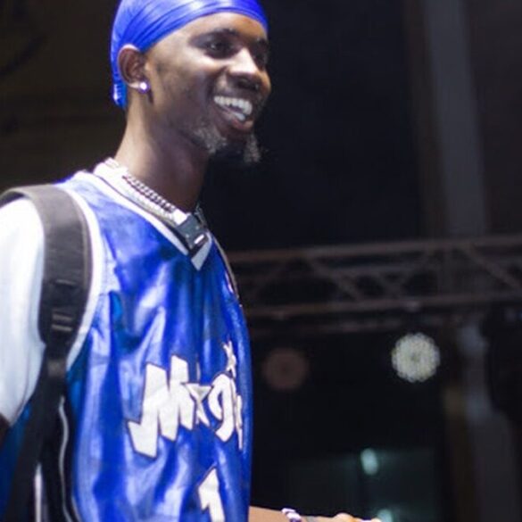 Black Sherif sur scène pendant un concert