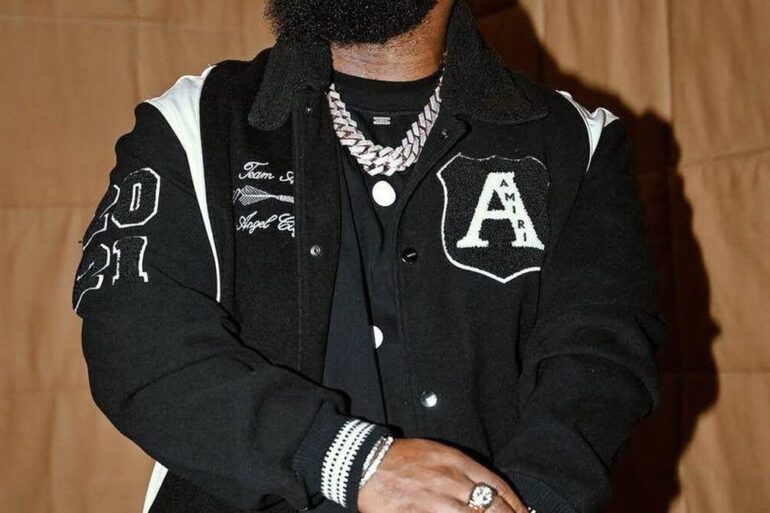 Cassper Nyovest dans une tenue noire