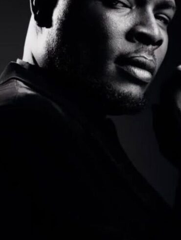 Portrait de Chude Jideonwo, fondateur du groupe de médias FourthMainland