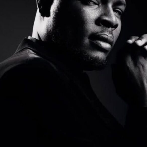 Portrait de Chude Jideonwo, fondateur du groupe de médias FourthMainland