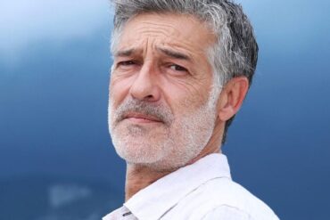 Stéphane Blancafort, interprète du chef Marc Leroy dans la série Ici tout commence