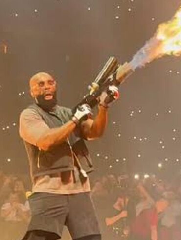 Kaaris sur scène pendant un concert