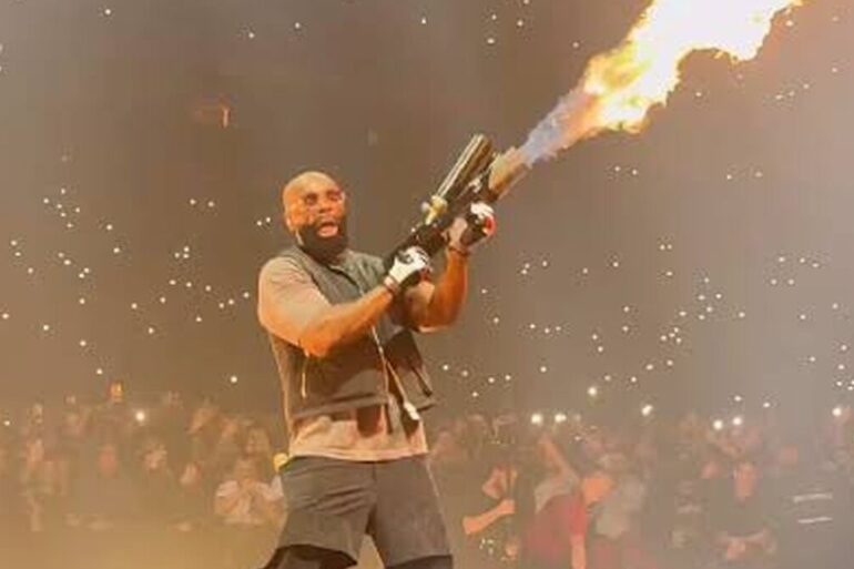 Kaaris sur scène pendant un concert