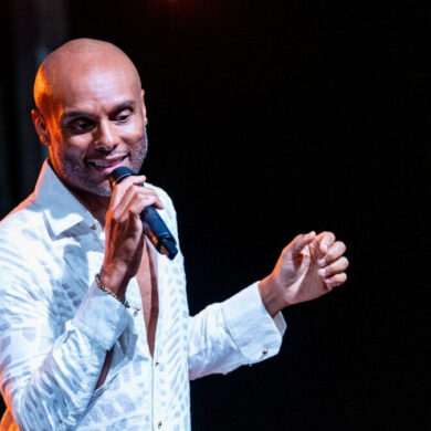 Kenny Lattimore sur scène. Le chanteur américain a retrouvé Cape Town le 20 septembre pour une date unique au Grand Arena de GrandWest.