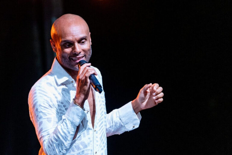Kenny Lattimore sur scène. Le chanteur américain a retrouvé Cape Town le 20 septembre pour une date unique au Grand Arena de GrandWest.