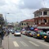 Rue animée de Kumasi au Ghana