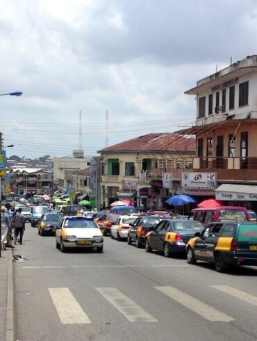 Rue animée de Kumasi au Ghana