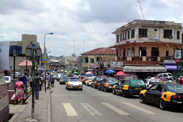 Rue animée de Kumasi au Ghana
