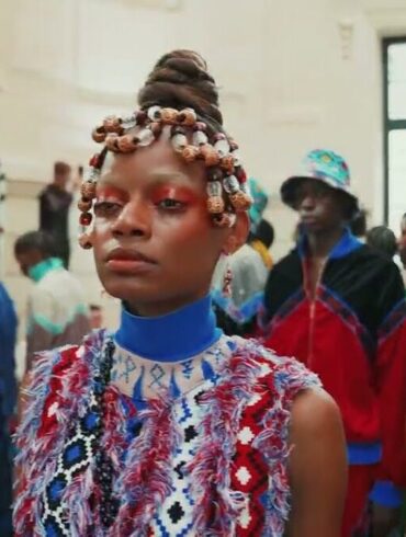Défilé MaXhosa présentant les motifs emblématiques de la maison.