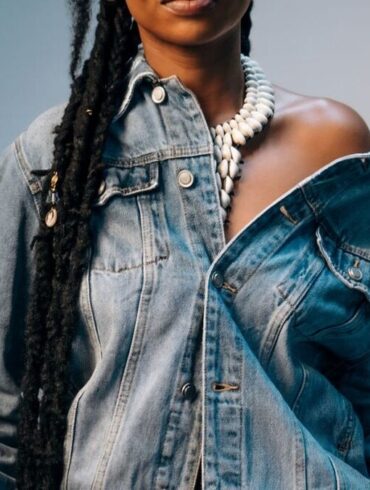 Portrait de la chanteuse kényane Njerae