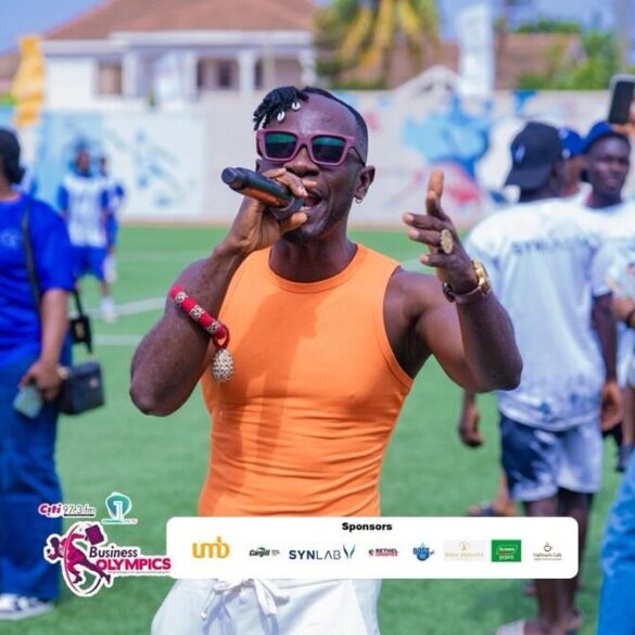 Okyeame Kwame en prestation aux Citi Business Olympics à Accra