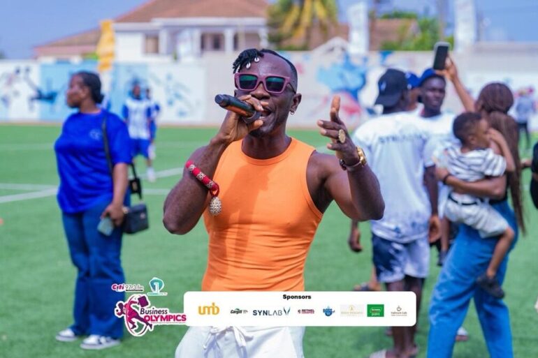 Okyeame Kwame en prestation aux Citi Business Olympics à Accra