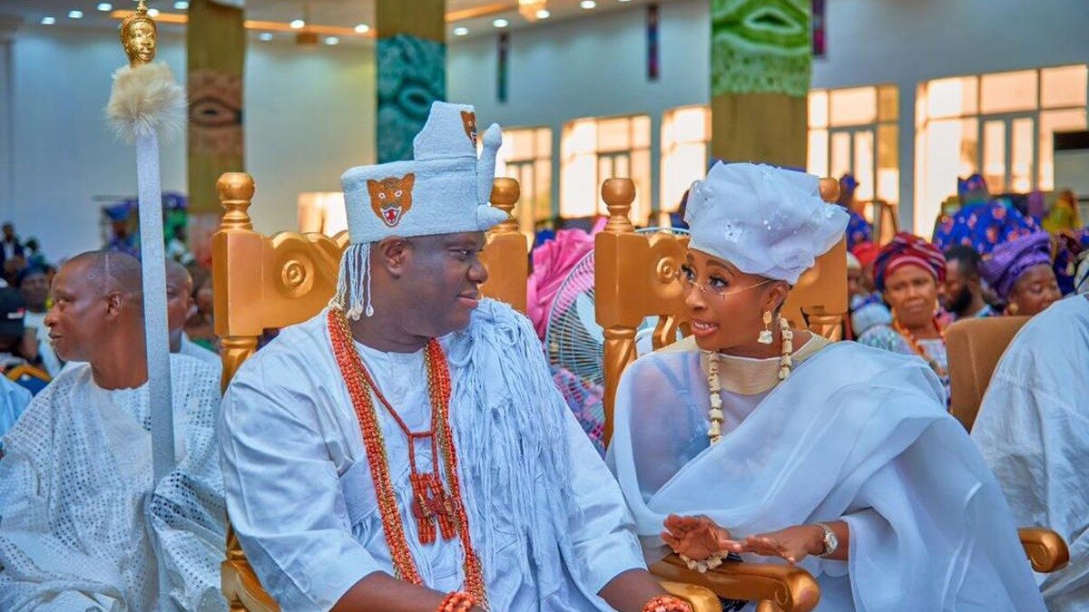 Olojo Festival : une courte interaction de l’Ooni d’Ife et son épouse déclenche un flot de commentaires