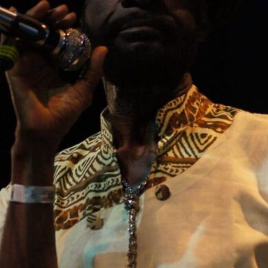 Pat Thomas pendant une performance musicale