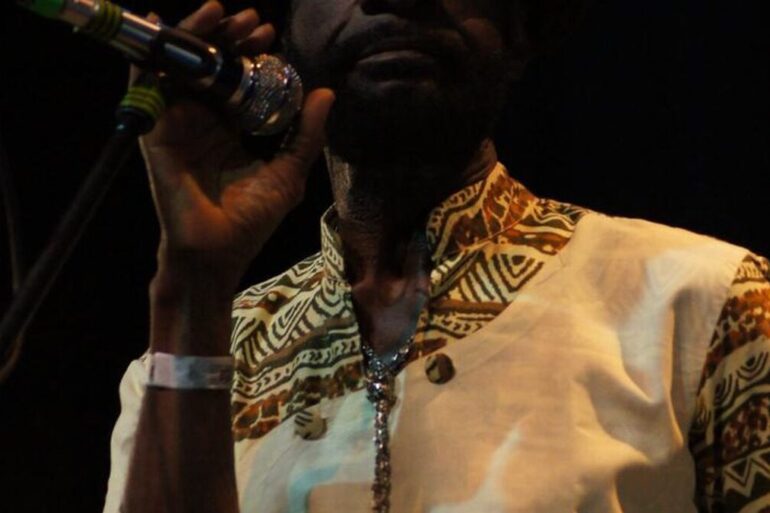 Pat Thomas pendant une performance musicale