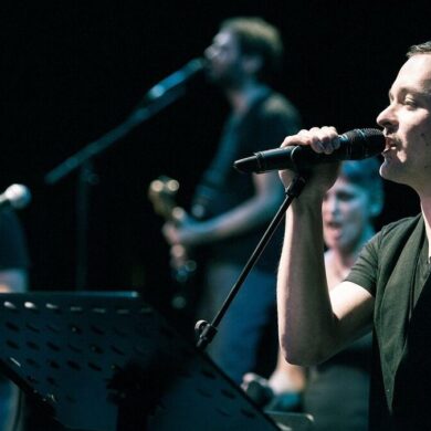 Playback, chant en direct et bande enregistrée : qu’entend-on réellement pendant un concert ?