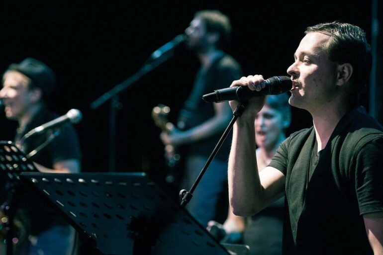 Playback, chant en direct et bande enregistrée : qu’entend-on réellement pendant un concert ?