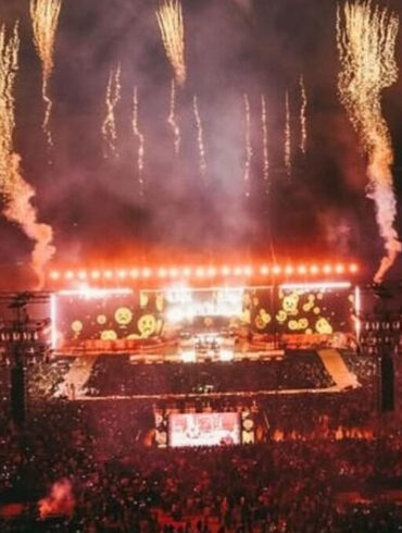 Le FNB Stadium rempli pendant le grand concert des Scorpion Kings à Johannesburg.