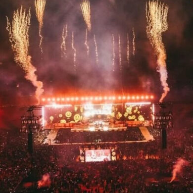 Le FNB Stadium rempli pendant le grand concert des Scorpion Kings à Johannesburg.