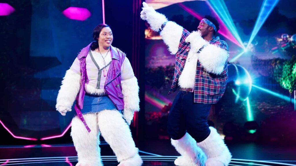 Simz Ngema et Tino Chinyani sur scène après avoir été dévoilés comme le duo Sheep