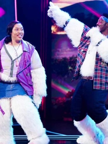 Simz Ngema et Tino Chinyani sur scène après avoir été dévoilés comme le duo Sheep