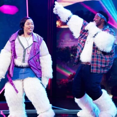 Simz Ngema et Tino Chinyani sur scène après avoir été dévoilés comme le duo Sheep