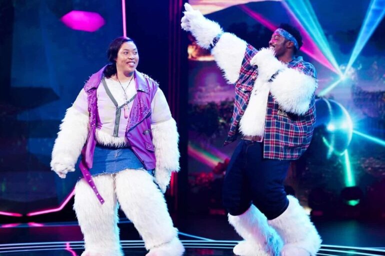 Simz Ngema et Tino Chinyani sur scène après avoir été dévoilés comme le duo Sheep