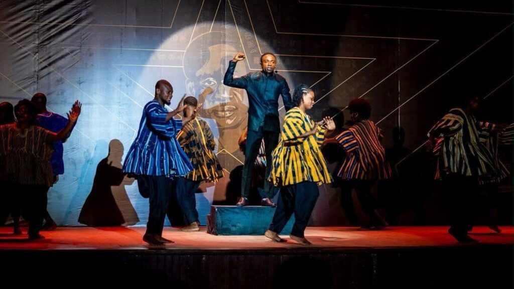 Des comédiens et danseurs en tenues traditionnelles sur la scène de Nkrumah Showboy