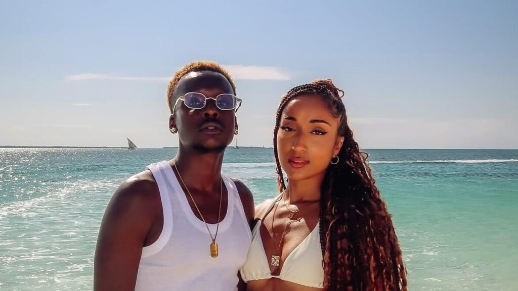 Akuvi et Loding posent ensemble près de la mer