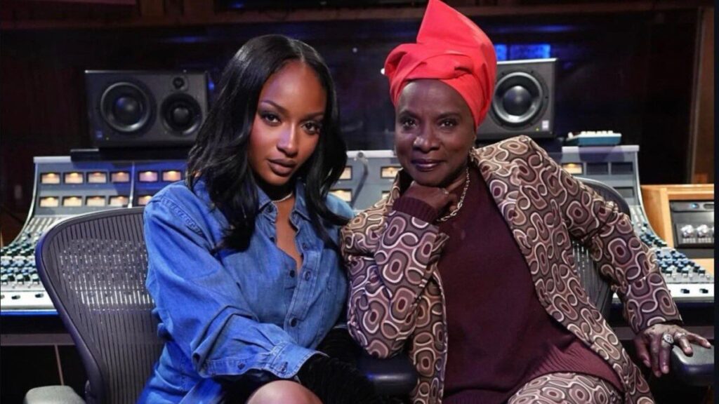 Ayra Starr et Angélique Kidjo posent ensemble dans un studio d’enregistrement