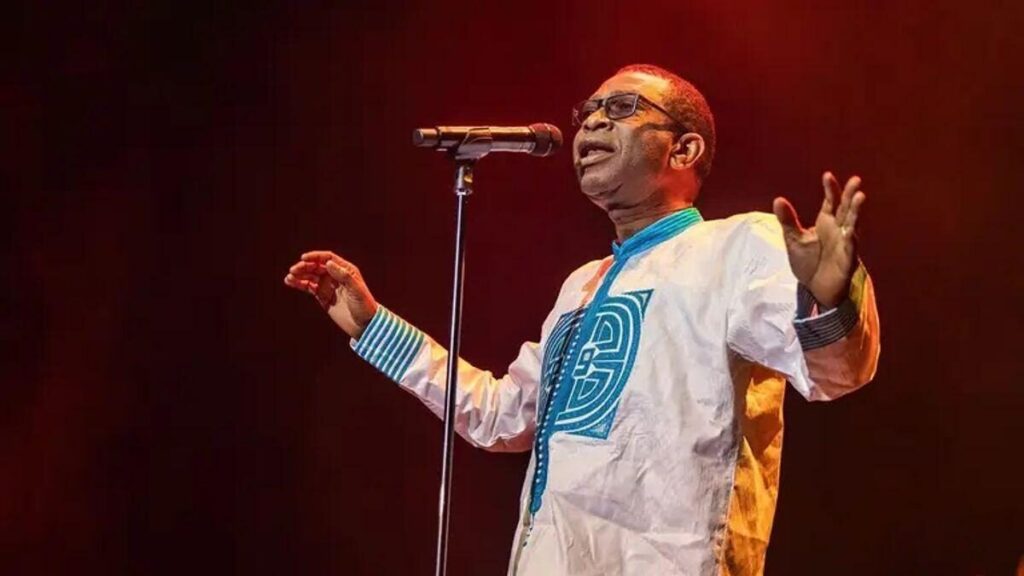 Jeunes passionnés de K-pop lors d’un événement à Dakar