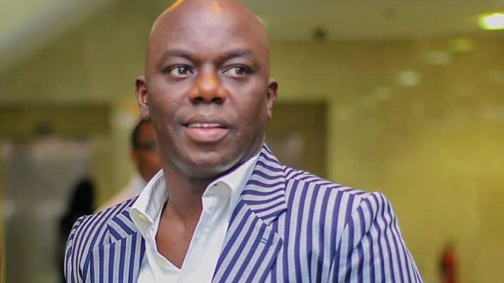 Portrait d’Ayo Animashaun, fondateur des Headies, en veste rayée