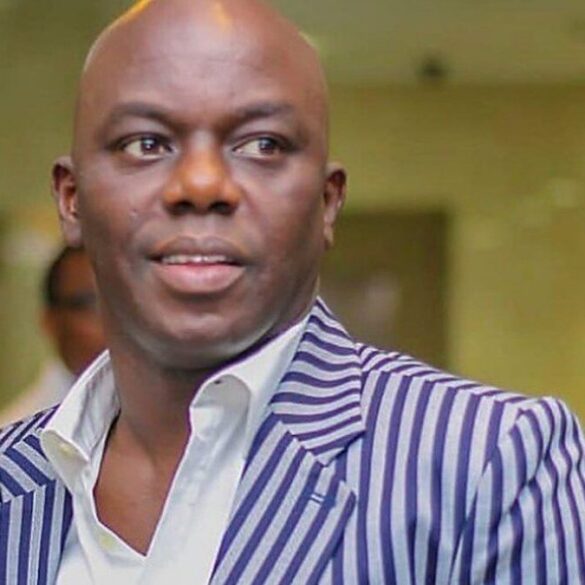 Portrait d’Ayo Animashaun, fondateur des Headies, en veste rayée