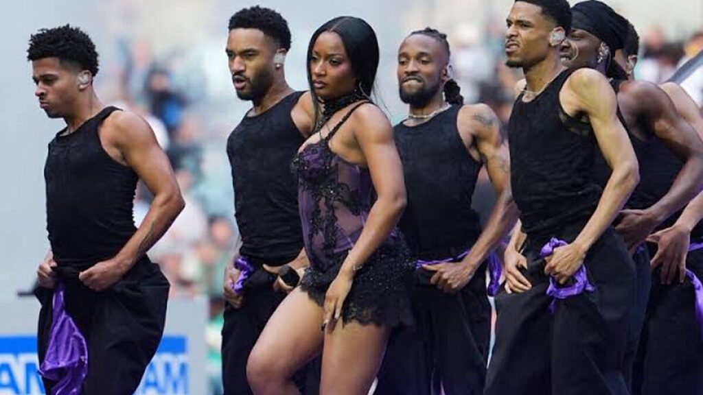 Ayra Starr et ses danseurs sur la pelouse du Tottenham Hotspur Stadium pendant la mi-temps du match NFL