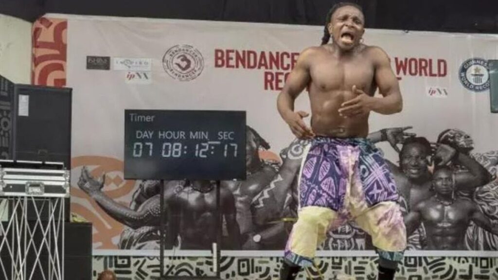 Benjamin Daniel Gabriel pendant son marathon de danse au Nigeria