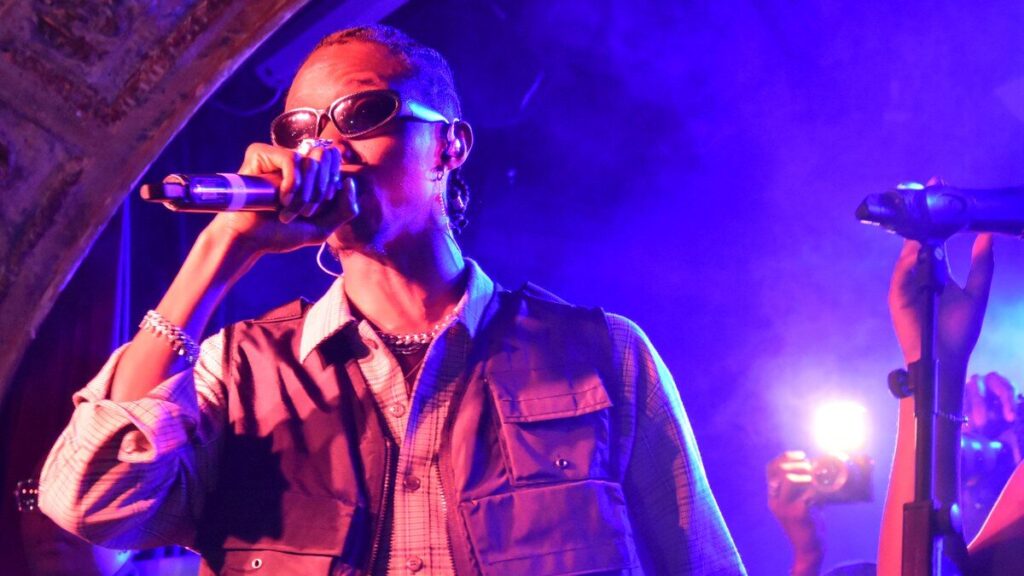 Blaqbonez rappe sur scène sous des lumières violettes lors d’un concert