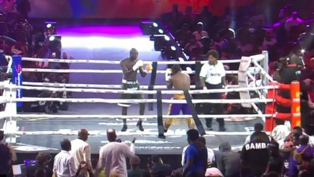 Carter Efe et Speed Darlington pendant leur combat de boxe célébrités à Lagos