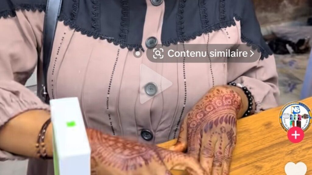 Créatrice utilisant un smartphone dans une vidéo TikTok
