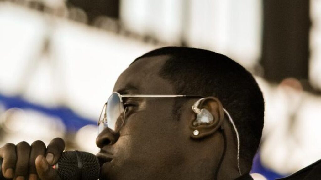 Sean Diddy Combs chantant avec un microphone