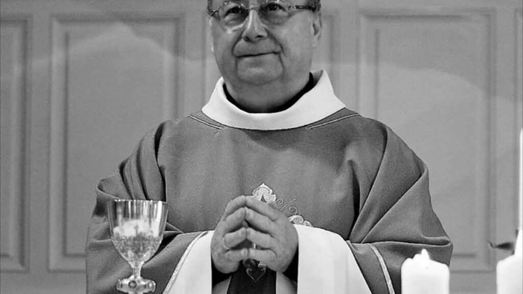 Le père Bernard Card célébrant une messe à Dijon.