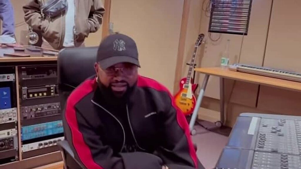 Ferré Gola dans un studio de musique