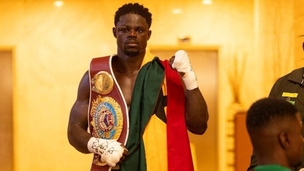 Freezy Macbones pose avec une ceinture de champion après son combat à Lagos