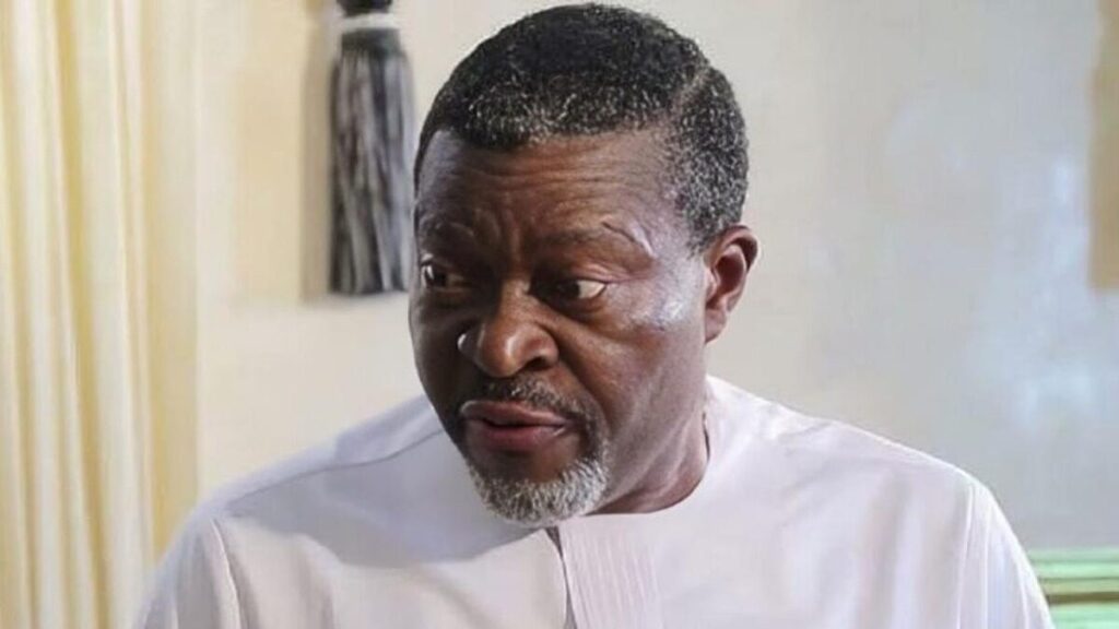 Kanayo O. Kanayo pendant une prise de parole au Ghana