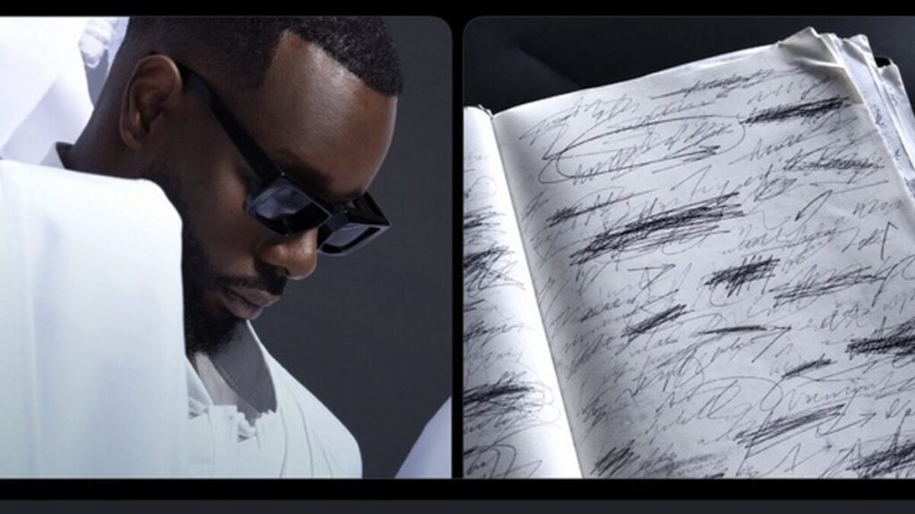 Gims à côté d’un carnet de notes manuscrites