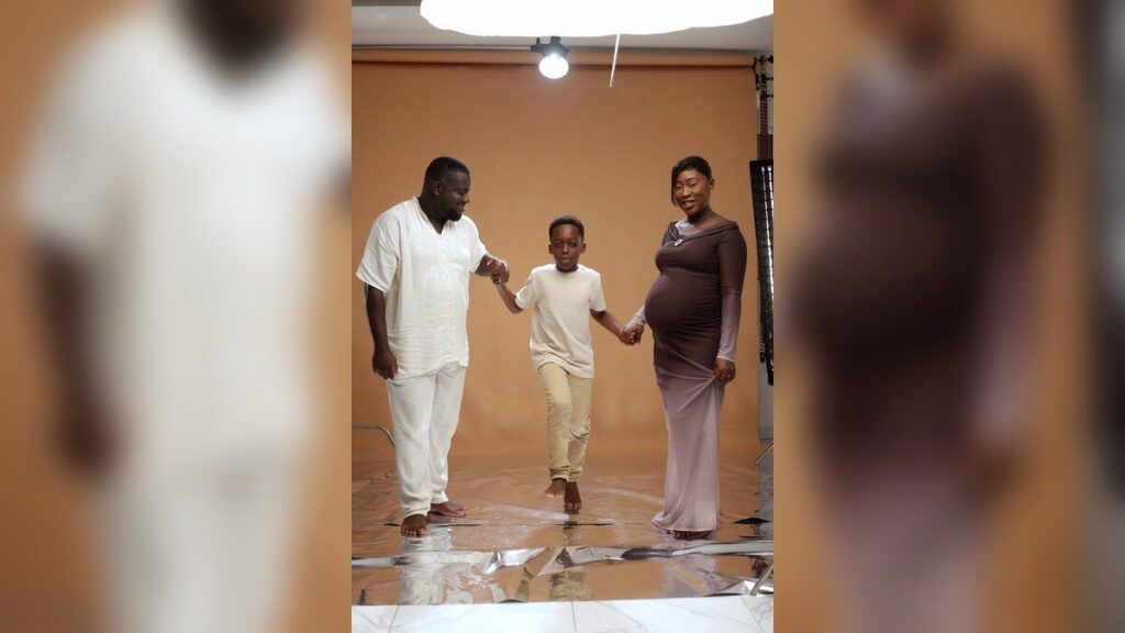 Photo familiale utilisée comme illustration d’un sujet sur la coparentalité.