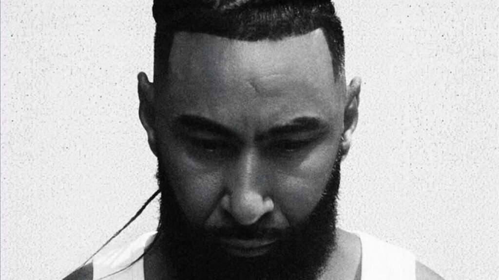La Fouine sur le visuel de son album Silence Radio