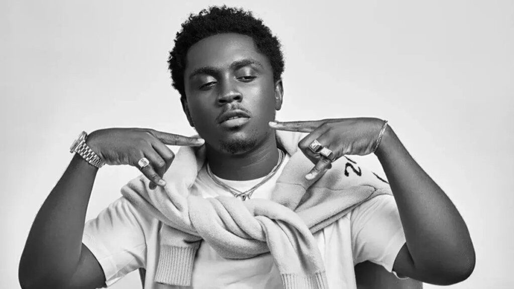 Portrait en noir et blanc du rappeur ghanéen Kweku Smoke