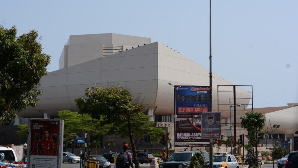 Vue extérieure du Théâtre national du Ghana à Accra