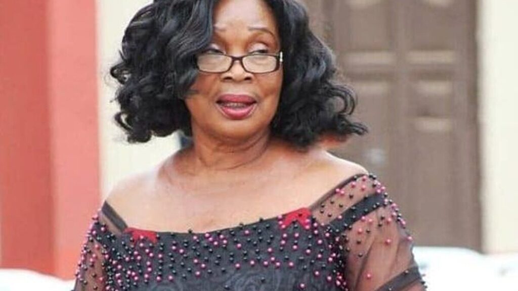 Grace Omaboe, dite Maame Dokono, pose pour un portrait
