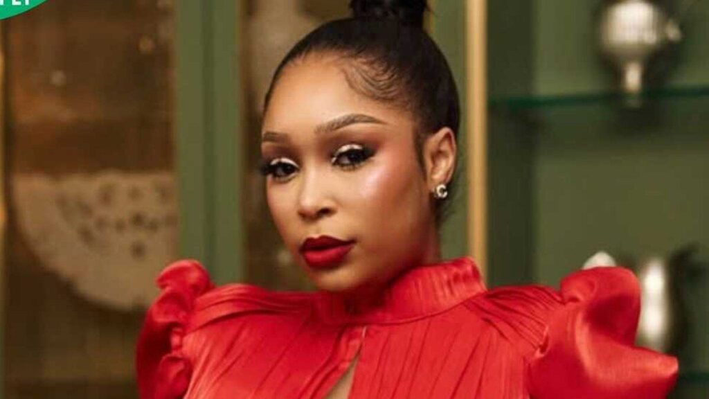 Portrait de Minnie Dlamini en robe rouge